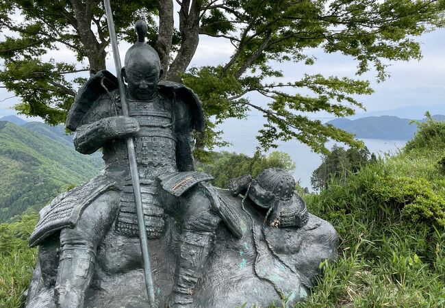 賤ケ岳山頂にある疲れた兵士像はぜひ見てね