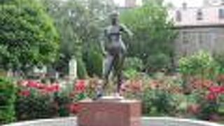 バラ園の西側に