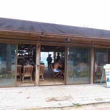 レストハウスにトイレとシャワーあり。