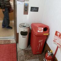 エレベーター入口付近に灰皿、臭かった。