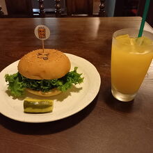 ハンバーガー636円にドリンクセット198円