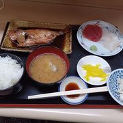 駅ビル内の食事処。