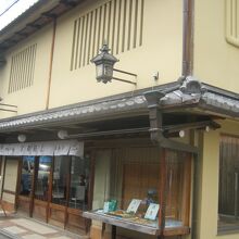 東側から見た店舗の外観