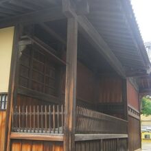 平時は施錠されている入口から舞台を眺めるとこんな感じ。