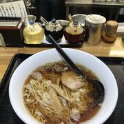 癖なる美味さと安さ、銀座で300円ラーメン 