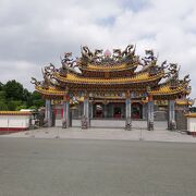 田園風景に突然現れる台湾式の派手な神社