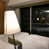 写真は夜ですが、朝は目の前に琵琶湖が見えます。