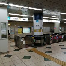 駅の改札はひとつだけ。周囲に自動販売機ならあります。