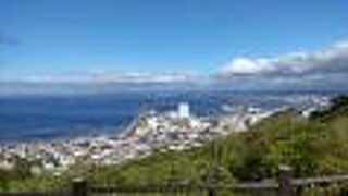 山の上にあります