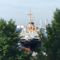 部屋の正面に『氷川丸』