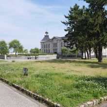 写真奥が博物館。