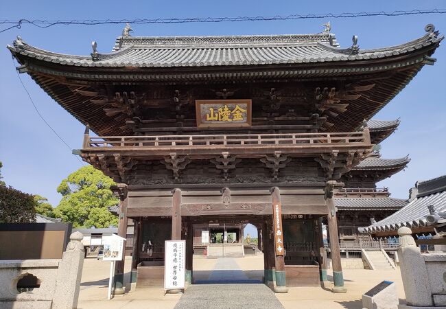 本堂が珍しい形状。仁王門、三重塔と文化財指定の建築はありませんが見ごたえありました。