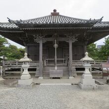 五大明王像を納めた五大堂は...、