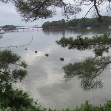 五大堂からも見えた福浦橋と福浦島（画像奥右手）