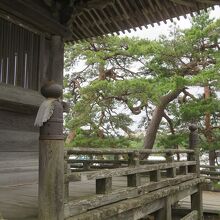 五大堂の擬宝珠の一つ一つには、お地蔵さんの涎掛け風の布が。