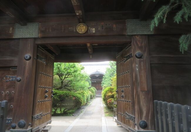 武家屋敷の門があります