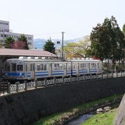 昭和時代のレトロな駅舎の川沿いの駅　東北の駅・百選の駅です