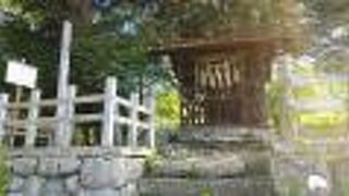 ひっそりと鎮座している小さな神社