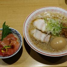 煮卵醤油らーめん+天然大トロ漬け丼（1290円）