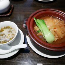 ふかひれご飯には海苔と卵のスープもついていました