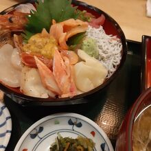 13種のネタが乗った海鮮ちらし。画像右下のアラ汁もお勧め！
