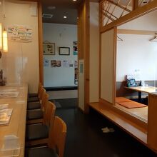 店内はすっきりとシンプルで清潔。この後すぐ満席になりました
