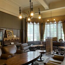 レトロな建物の応接間でお茶ができます。