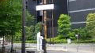 歩道の角に唐突に現れる