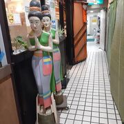 仙台のタイ料理の老舗は、怪しい（笑）地下通路の奥に。10種類あるお弁当は充実の内容