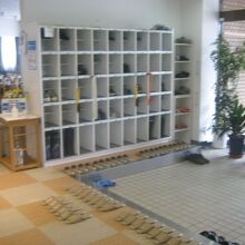 玄関で外靴を脱いで、館内はスリッパで歩きます