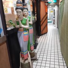 ちょっと怪しい（笑）雰囲気の地下通路奥にあるお店です