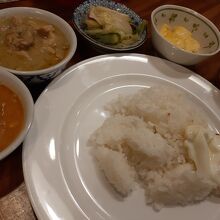 家庭的盛付けの二種のカレーセット。