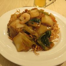 五目焼きそば揚げ麺は１３２０円　麺が太すぎない