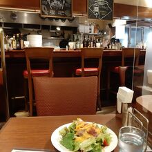 サラダは野菜の種類も量も多いけど、ドレッシングに工夫がほしい