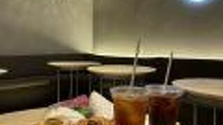 隈研吾デザインの竹かごに覆われたドーナツ屋さん