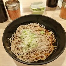 冷やし掛けそば。シンプルです、値段は380円だったかな。