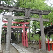 参道の入口にある２つの鳥居