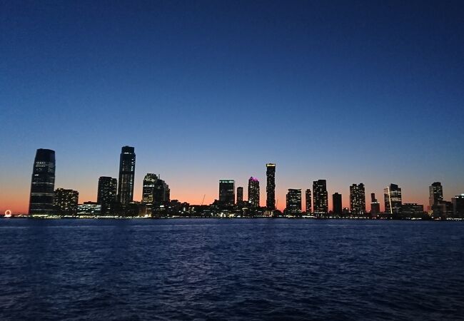 対岸のニュージャージーの景色がきれいです