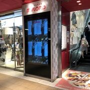 カジュアルな店が集まります