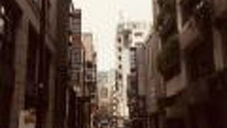 日があまり当たらない通り