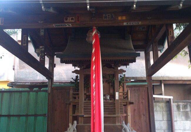 住宅街にある小さな神社