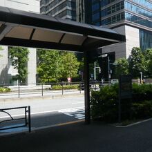 帝国議会跡の標識が建てられているバス停留所です。経産省前