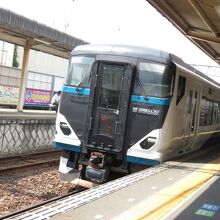 田京駅を通過する特急踊り子