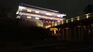 ライトアップされた鼠多門！