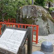 太閤橋の近くにある大きな石。