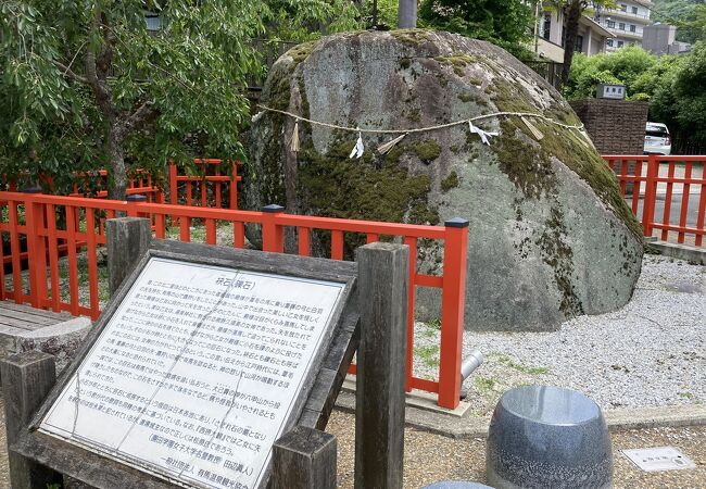 太閤橋の近くにある大きな石。