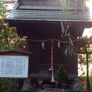 神田川沿いの柳森神社の境内に鎮座しています