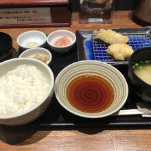 初めに出された鶏肉と白身魚の天ぷら。数点ずつ持ってこられます