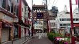 中華街の関帝廟通りの西側にある門です。