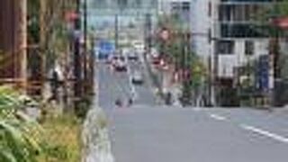 日テレ通りから新宿通りへ出ます